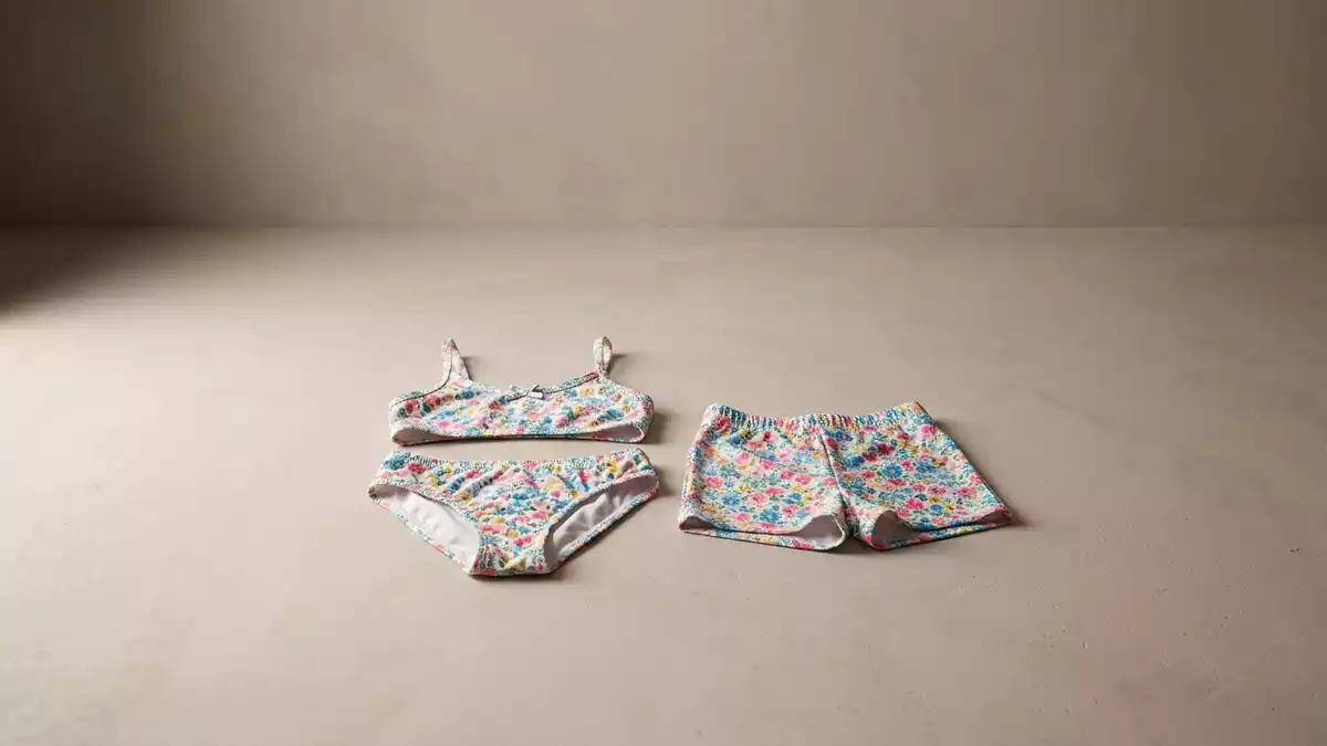 Fotorealistische Studioansicht von Kinderbikini in neutraler Produktdarstellung