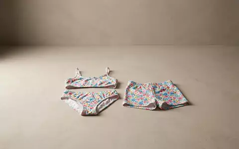 Fotorealistische Studioaufnahme von Kinderbikini zum Thema Yonique Mädchen Bikini-Set 3-teilig, klare Lichtfuehrung - Foto: THN