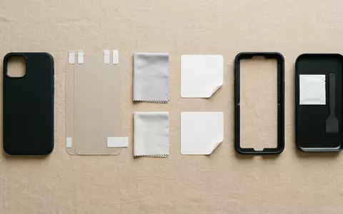Flatlay-Arrangement rund um Displayschutzglas zum Thema ESR Panzerglas für iPhone, weiches Oberlicht - Foto: THN