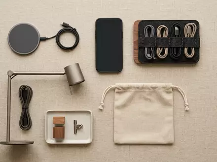 Flatlay-Arrangement rund um Ladepad zum Thema ESR HaloLock MagSafe Wireless, weiches Oberlicht - Foto: THN