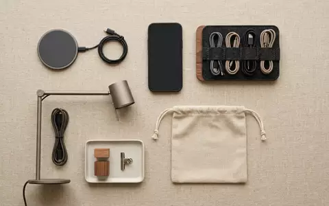 Flatlay-Arrangement rund um Ladepad zum Thema ESR HaloLock MagSafe Wireless, weiches Oberlicht - Foto: THN