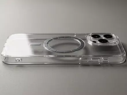 Fotorealistische Studioaufnahme von Smartphonehuelle zum Thema ESR MagSafe Hülle iPhone, klare Lichtfuehrung - Foto: THN