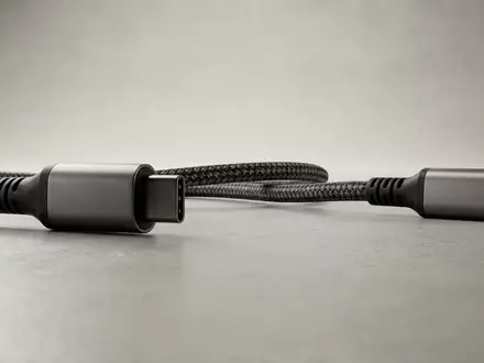 Fotorealistische Studioaufnahme von Ladekabel zum Thema ESR USB-C auf Lightning, klare Lichtfuehrung - Foto: THN
