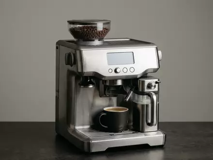 Fotorealistische Studioaufnahme von Kaffeevollautomat zum Thema Jura E8 Kaffeevollautomat Piano, klare Lichtfuehrung - Foto: THN
