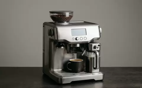 Fotorealistische Studioaufnahme von Kaffeevollautomat zum Thema Jura E8 Kaffeevollautomat Piano, klare Lichtfuehrung - Foto: THN