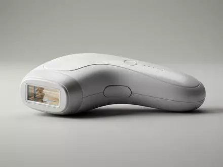 Fotorealistische Studioaufnahme von IPL-Haarentfernungsgeraet zum Thema Jovs X Blade IPL, klare Lichtfuehrung - Foto: THN