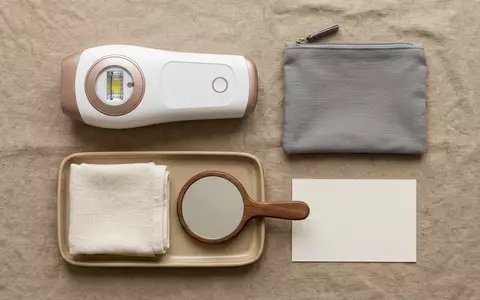 Flatlay-Arrangement rund um IPL-Haarentfernungsgeraet zum Thema Jovs X Blade IPL, weiches Oberlicht - Foto: THN