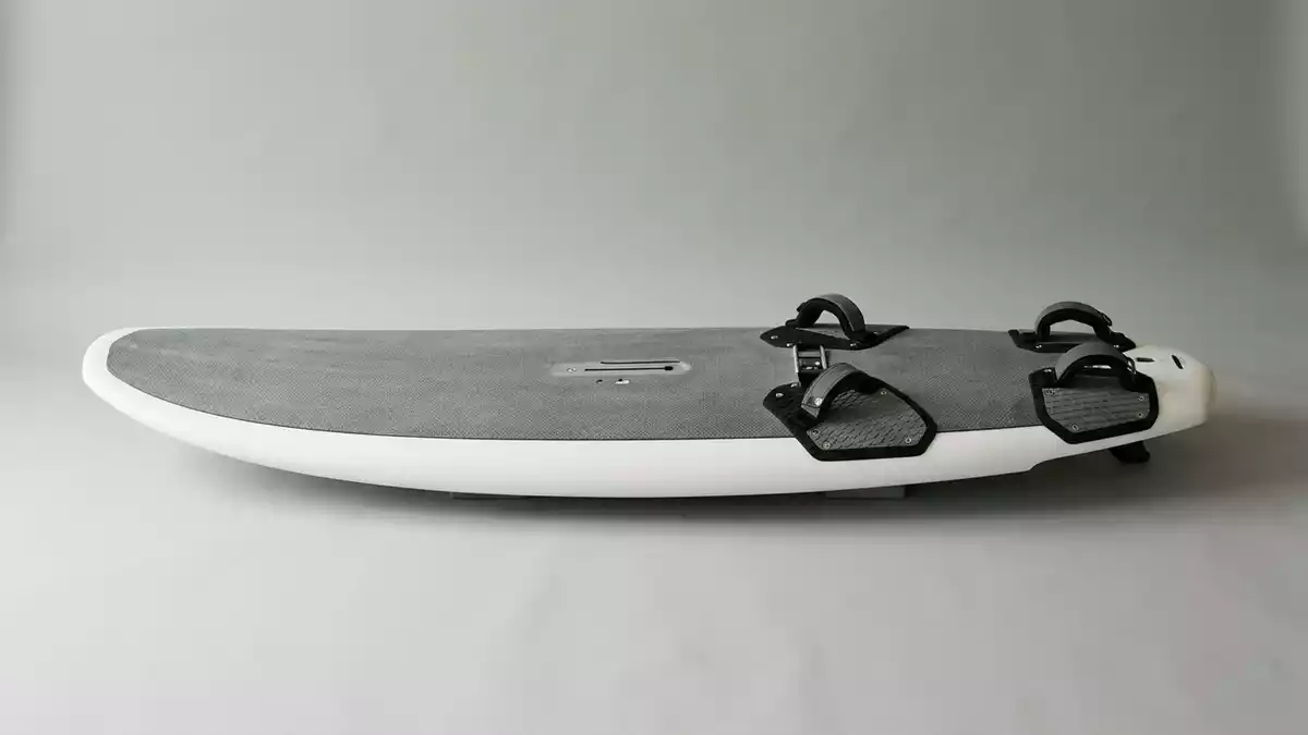 Fotorealistische Studioansicht von Windsurfboard in neutraler Produktdarstellung