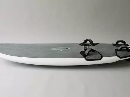 Fotorealistische Studioaufnahme von Windsurfboard zum Thema JP Australia Freestyle Windsurfboard, klare Lichtfuehrung - Foto: THN