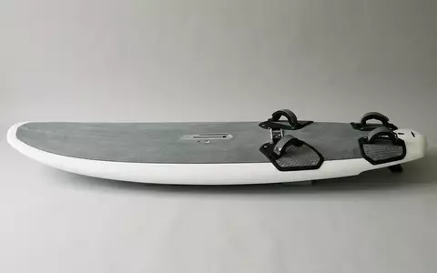 Fotorealistische Studioaufnahme von Windsurfboard zum Thema JP Australia Freestyle Windsurfboard, klare Lichtfuehrung - Foto: THN