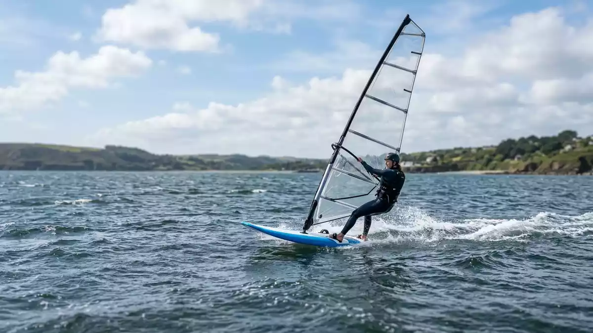 Fotorealistische Ansicht von Windsurfboard auf dem Wasser in realer Umgebung, neutral