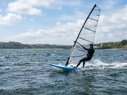 Fotorealistische Aufnahme von Windsurfboard auf dem Wasser zum Thema JP Australia Freestyle Windsurfboard, natuerliches Licht - Foto: THN