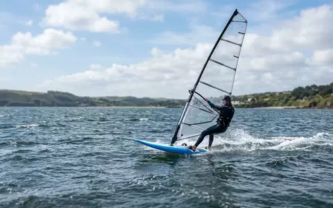 Fotorealistische Aufnahme von Windsurfboard auf dem Wasser zum Thema JP Australia Freestyle Windsurfboard, natuerliches Licht - Foto: THN