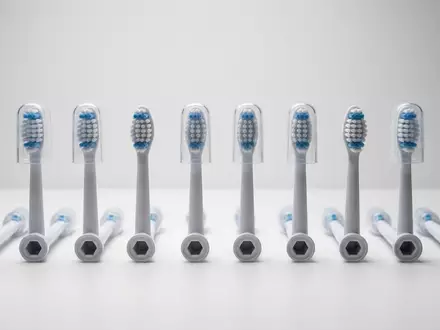 Fotorealistische Studioaufnahme von Zahnbuerstenkoepfe zum Thema Philips Sonicare Aufsteckbürsten Premium, klare Lichtfuehrung - Foto: THN