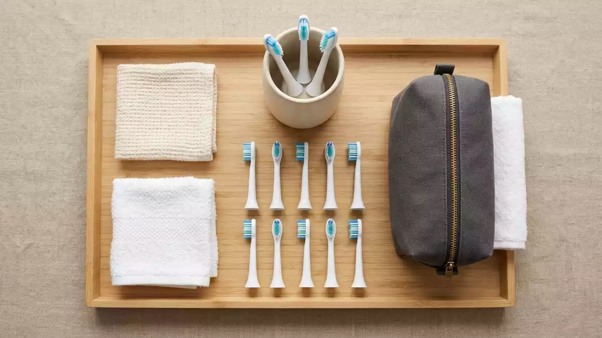 Flatlay-Arrangement rund um Zahnbuerstenkoepfe mit passenden Requisiten von oben