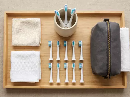 Flatlay-Arrangement rund um Zahnbuerstenkoepfe zum Thema Philips Sonicare Aufsteckbürsten Premium, weiches Oberlicht - Foto: THN