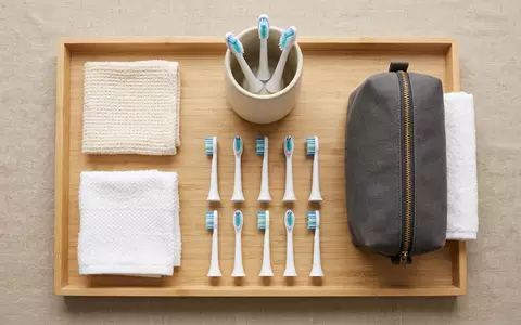 Flatlay-Arrangement rund um Zahnbuerstenkoepfe zum Thema Philips Sonicare Aufsteckbürsten Premium, weiches Oberlicht - Foto: THN