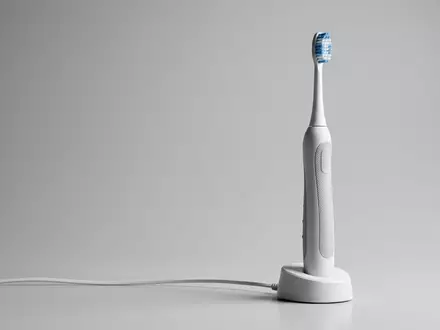 Fotorealistische Studioaufnahme von Schallzahnbuerste zum Thema Philips Sonicare ProtectiveClean 4500, klare Lichtfuehrung - Foto: THN