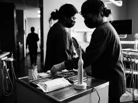 Schwarzweiss-Reportage mit Schallzahnbuerste zum Thema Philips Sonicare ProtectiveClean 4500, hoher Kontrast, sachlich dargestellt - Foto: THN