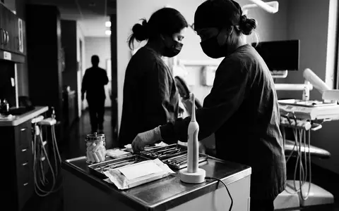 Schwarzweiss-Reportage mit Schallzahnbuerste zum Thema Philips Sonicare ProtectiveClean 4500, hoher Kontrast, sachlich dargestellt - Foto: THN