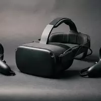 Fotorealistische Studioaufnahme von VR-Headset zum Thema Pico 4 Ultra 256GB, klare Lichtfuehrung - Foto: THN
