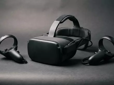 Fotorealistische Studioaufnahme von VR-Headset zum Thema Pico 4 Ultra 256GB, klare Lichtfuehrung - Foto: THN