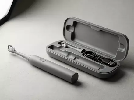 Fotorealistische Studioaufnahme von Schallzahnbuerste zum Thema Philips Sonicare ExpertClean 7500, klare Lichtfuehrung - Foto: THN
