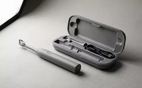 Fotorealistische Studioaufnahme von Schallzahnbuerste zum Thema Philips Sonicare ExpertClean 7500, klare Lichtfuehrung - Foto: THN
