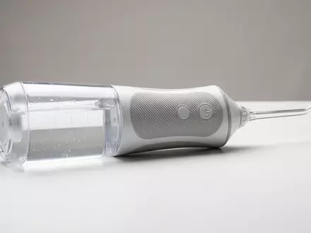 Fotorealistische Studioaufnahme von Munddusche zum Thema Philips Sonicare Power Flosser, klare Lichtfuehrung - Foto: THN