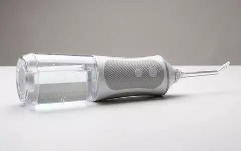 Fotorealistische Studioaufnahme von Munddusche zum Thema Philips Sonicare Power Flosser, klare Lichtfuehrung - Foto: THN