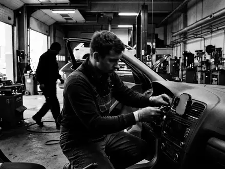 Schwarzweiss-Reportage mit Kfz-Handyhalterung zum Thema iOttie Easy One Touch, hoher Kontrast, sachlich dargestellt - Foto: THN