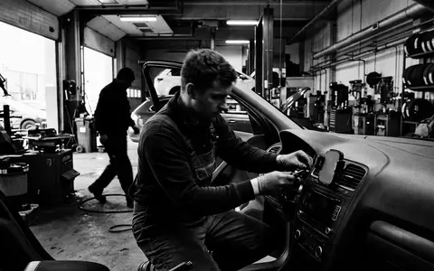 Schwarzweiss-Reportage mit Kfz-Handyhalterung zum Thema iOttie Easy One Touch, hoher Kontrast, sachlich dargestellt - Foto: THN