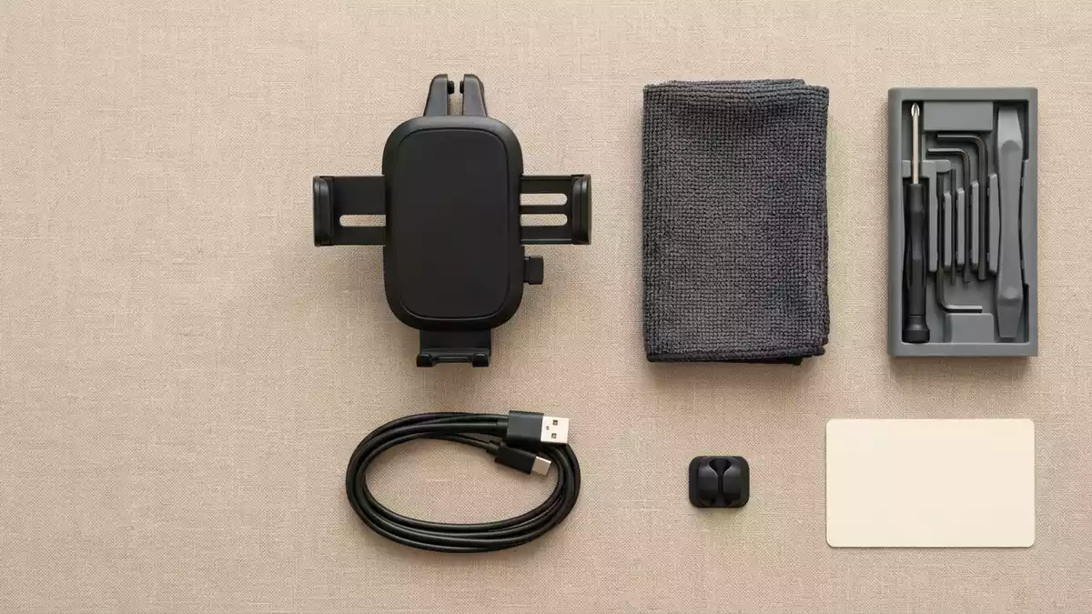 Flatlay-Arrangement rund um Kfz-Handyhalterung mit passenden Requisiten von oben