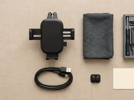 Flatlay-Arrangement rund um Kfz-Handyhalterung zum Thema iOttie Easy One Touch, weiches Oberlicht - Foto: THN