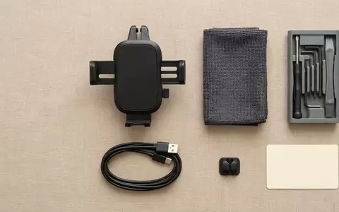 Flatlay-Arrangement rund um Kfz-Handyhalterung zum Thema iOttie Easy One Touch, weiches Oberlicht - Foto: THN