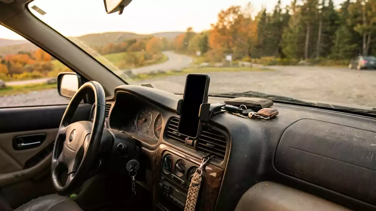 Fotorealistische Ansicht von Kfz-Handyhalterung an der Raststaette in warmem Abendlicht