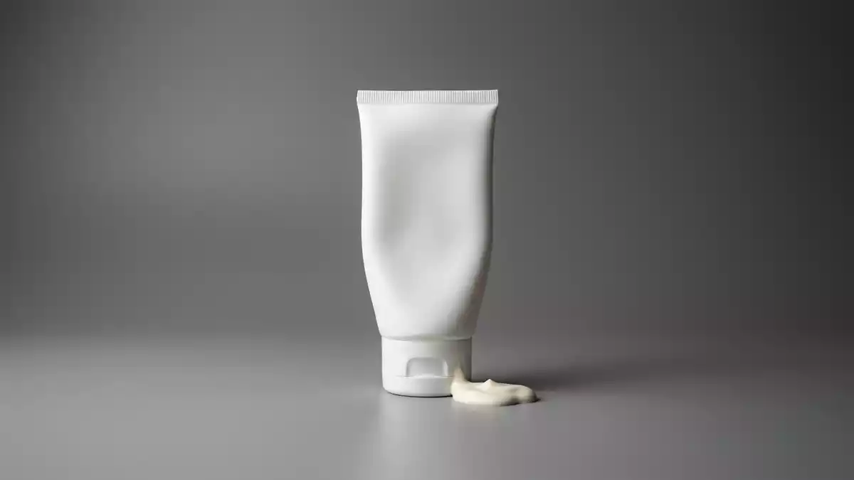 Fotorealistische Studioansicht von Sonnencreme in neutraler Produktdarstellung