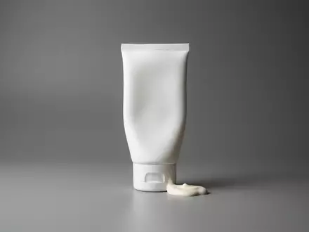 Fotorealistische Studioaufnahme von Sonnencreme zum Thema Isdin Fotoprotector Pediatrics Wet, klare Lichtfuehrung - Foto: THN