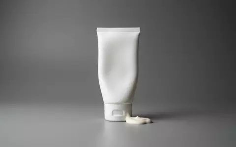 Fotorealistische Studioaufnahme von Sonnencreme zum Thema Isdin Fotoprotector Pediatrics Wet, klare Lichtfuehrung - Foto: THN
