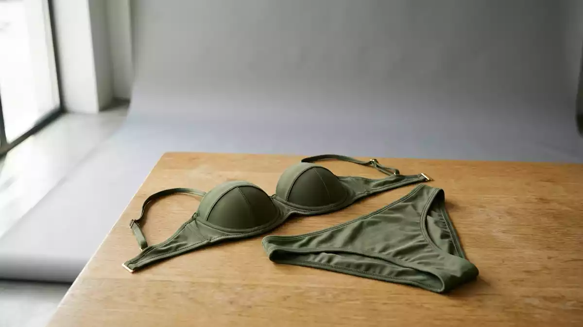 Fotorealistische Studioansicht von Bikini-Set in neutraler Produktdarstellung, neutral