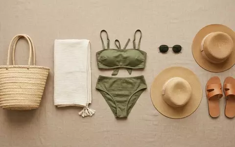 Flatlay-Arrangement rund um Bikini-Set zum Thema Tempt Me Damen Bikini-Set, weiches Oberlicht - Foto: THN
