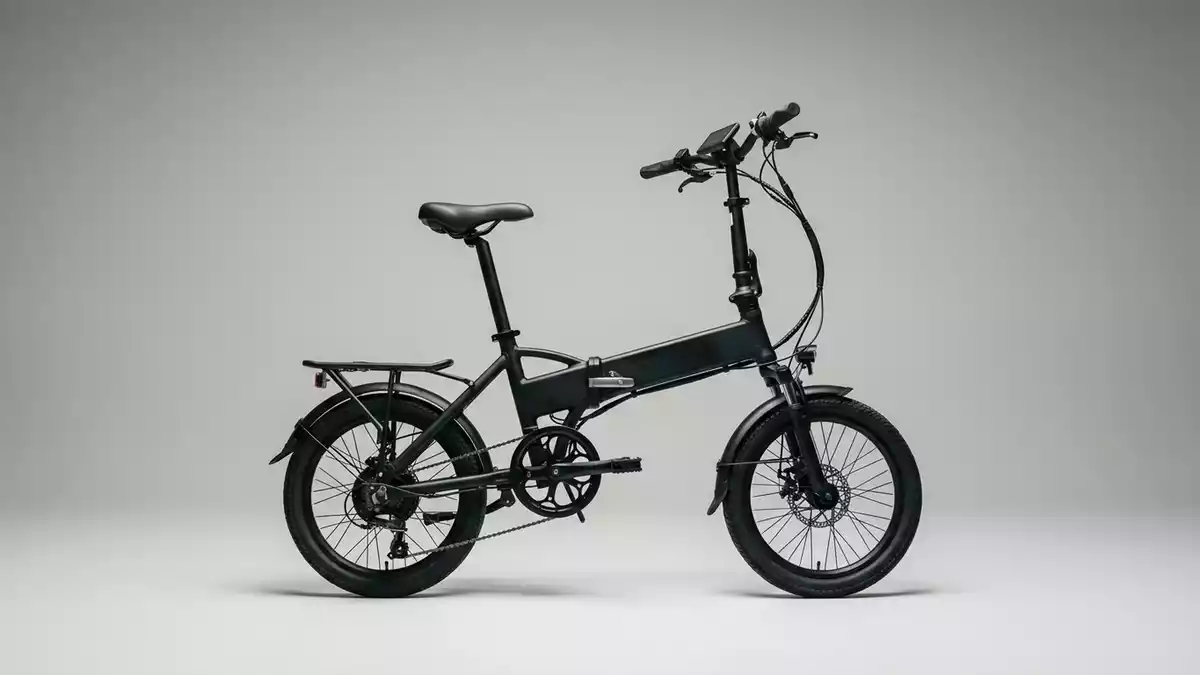 Fotorealistische Studioansicht von Klapp-E-Bike in neutraler Produktdarstellung