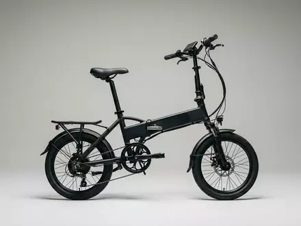 Fotorealistische Studioaufnahme von Klapp-E-Bike zum Thema Telefunken Folienrad Klapp-E-Bike 20, klare Lichtfuehrung - Foto: THN