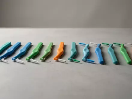 Fotorealistische Studioaufnahme von Interdentalbuersten zum Thema TePe Interdentalbürsten 0, klare Lichtfuehrung, sachlich dargestellt - Foto: THN