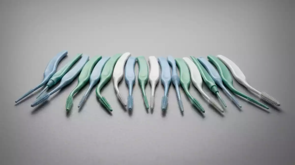 Fotorealistische Studioansicht von Interdentalreiniger in neutraler Produktdarstellung