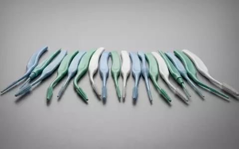 Fotorealistische Studioaufnahme von Interdentalreiniger zum Thema TePe EasyPick Zahnstocher M, klare Lichtfuehrung - Foto: THN
