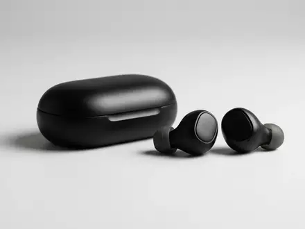 Fotorealistische Studioaufnahme von Kabellose Ohrhoerer zum Thema Jabra Evolve2 Buds, klare Lichtfuehrung - Foto: THN