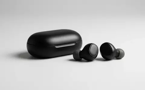 Fotorealistische Studioaufnahme von Kabellose Ohrhoerer zum Thema Jabra Evolve2 Buds, klare Lichtfuehrung - Foto: THN