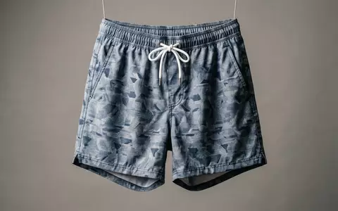 Fotorealistische Studioaufnahme von Badeshorts zum Thema Jack & Jones Herren, klare Lichtfuehrung - Foto: THN
