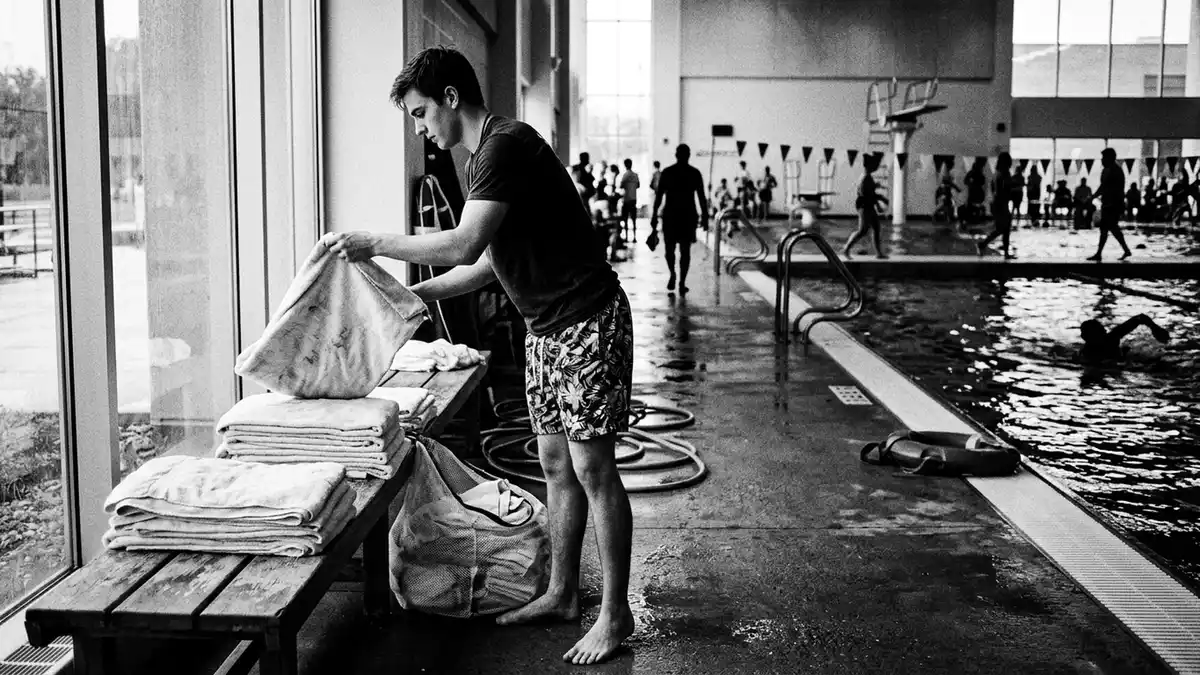 Schwarzweiss-Reportagebild mit Badeshorts in dokumentarischer Arbeitsumgebung, neutral